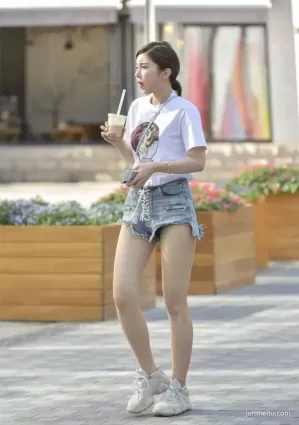 牛仔熱褲雪白如玉修長雙腿氣質清新美女