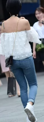 緊身牛仔褲露肩女郎背影