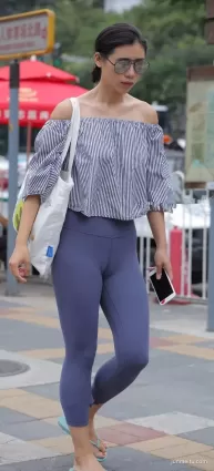街拍緊身瑜伽褲豐腴修長雙腿渾圓挺翹一字肩氣質女郎