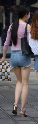 牛仔熱褲白皙苗條修長雙腿美女