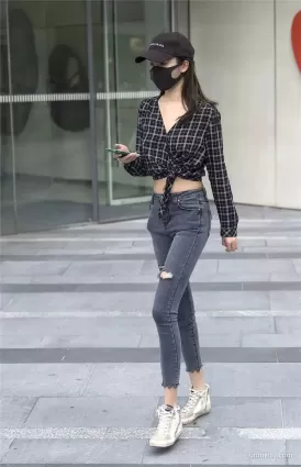 街拍高挑緊身破洞牛仔褲纖細修長雙腿挺翹渾圓細腰妹紙