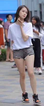 街拍牛仔熱褲雪白如玉苗條修長雙腿精緻面孔白皙美女