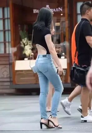 街拍高挑緊身破洞牛仔褲挺翹渾圓修長雙腿露背氣質女郎