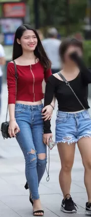 牛仔緊身大長腿笑起來很甜美的氣質美女