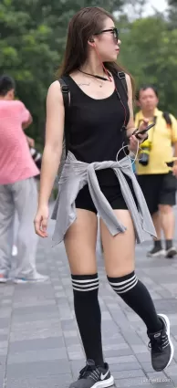 街拍熱褲豐腴白皙修長雙腿挺翹渾圓飽滿氣質墨鏡女郎
