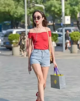 街拍高挑牛仔熱褲白皙苗條修長雙腿渾圓挺翹氣質女郎