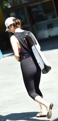 街拍緊身褲美腿白皙氣質美女