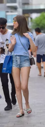 街拍高挑牛仔熱褲白皙修長雙腿挺翹渾圓好身材氣質女郎
