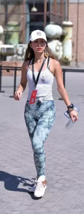 緊身褲大長腿運動美女
