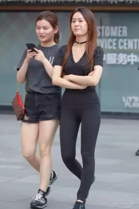 街拍高挑緊身褲渾圓挺翹豐腴修長雙腿飽滿氣質漂亮女郎