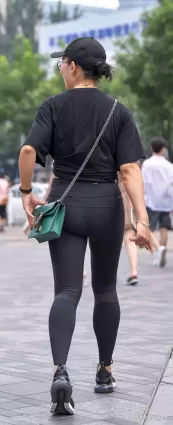 街拍高挑黑色緊身褲渾圓挺翹修長雙腿好身材女郎背影