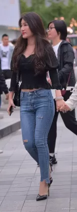緊身破洞牛仔褲大長腿氣質美女