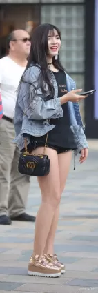 熱褲苗條大白腿美女