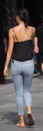 高挑緊身牛仔褲氣質美女
