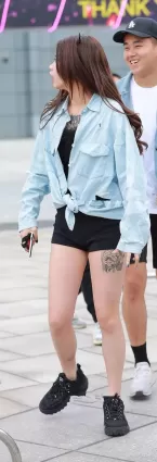 超短熱褲大白腿月牙兒美女