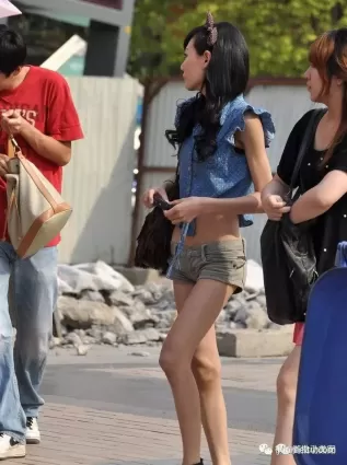 網友騷氣纖瘦的女人，超級短褲