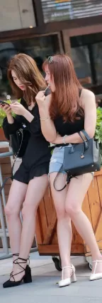 高挑熱褲大白腿氣質姐妹花