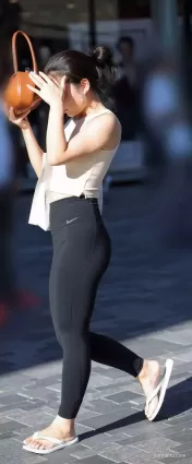 街拍緊身褲露臍裝豐腴氣質美女
