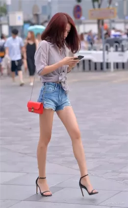 街拍高挑牛仔熱褲渾圓挺翹苗條修長雙腿小蠻腰氣質女郎