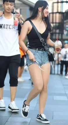 街拍牛仔熱褲渾圓挺翹豐腴修長雙腿笑得好開心氣質妹紙