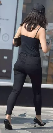 黑色緊身牛仔褲露肩氣質美女