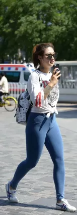高挑緊身褲豐腴修長雙腿紋身氣質墨鏡美女