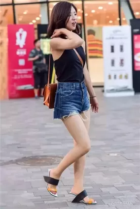 牛仔熱褲雪白如玉大長腿氣質美女