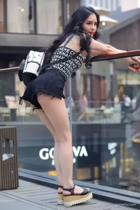 兩個熱褲氣質漂亮美女