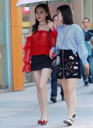 街拍透視紅色蕾絲上衣美女