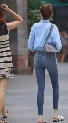 街拍高挑緊身牛仔褲渾圓挺翹苗條修長雙腿氣質漂亮妹紙