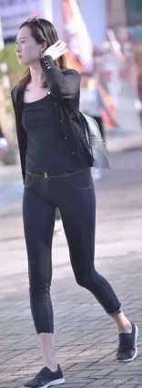 緊身牛仔褲高挑大長腿氣質美女