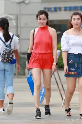 街拍真空出門的少婦，我服