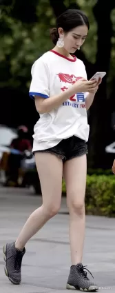 靠譜兒的超短牛仔熱褲大白腿氣質姐姐