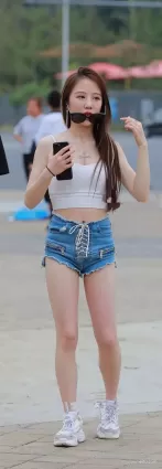 牛仔熱褲小蠻腰大白腿氣質美女