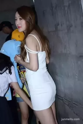 白色包臀短裙挺翹大白腿氣質漂亮美女