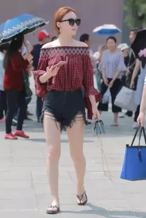 露肩牛仔熱褲大白腿墨鏡氣質漂亮美女