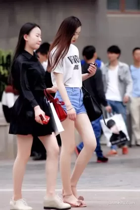 街拍美女穿着牛仔熱褲的逆天大長腿