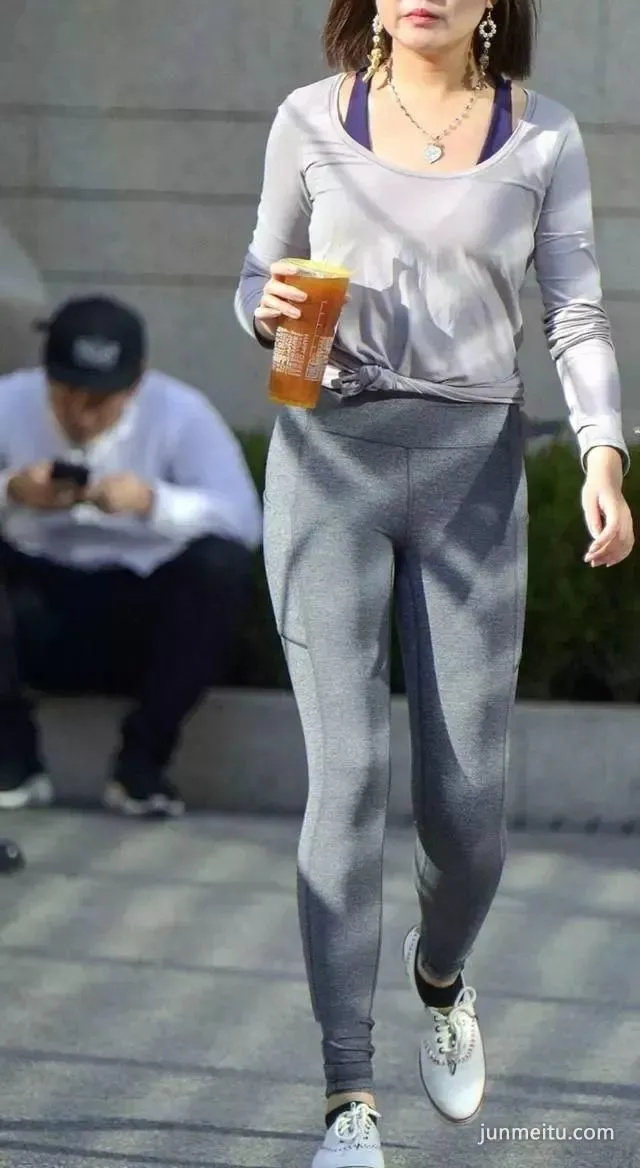 街拍童鞋們最愛的緊身褲妹紙來了 腿長豐腴身材好 6