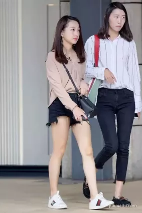 街拍黑色短褲白皙如玉美腿妹紙長得真好看