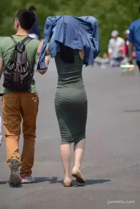 街拍時尚女郎包臀裙下前凸後翹的銷魂背影