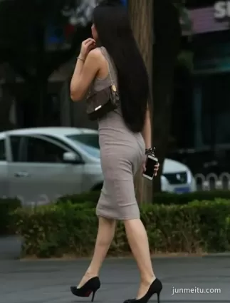 街拍身材高挑，很有感覺的長發美女