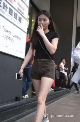 街拍豐腴翹的長發美女，很鄰家姐姐的感覺