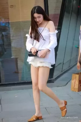 街拍時尚豐腴妹紙雙腿皮膚白皙如玉美爆