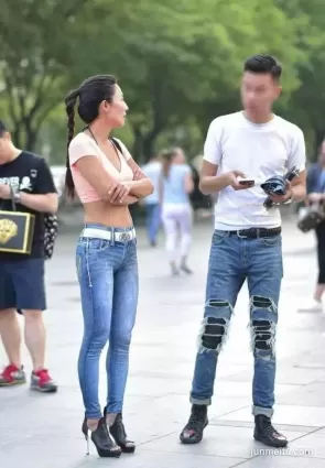 街拍露出小蠻腰的緊身牛仔褲氣質美婦