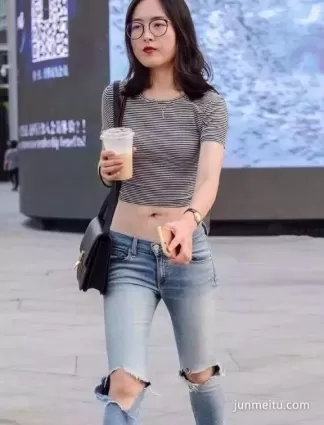 街拍破洞牛仔褲露肚臍眼鏡氣質美腿妹紙