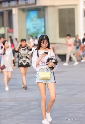 街拍氣質苗條文藝少女恬靜可人