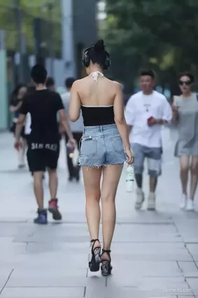 街拍高挑牛仔熱褲雪白如玉豐腴大長腿露美背氣質女郎