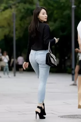街拍好有氣質的樣子，翹臀的牛仔長褲都市少婦