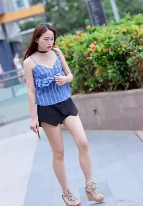 街拍時尚白皙熱褲腿美女郎