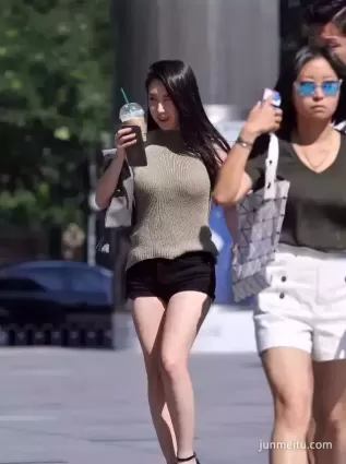 街拍 你能好好走路嗎？